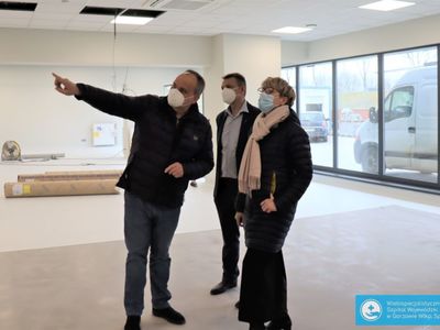 Prezes gorzowskiego szpitala, Jerzy Ostrouch, wiceprezes Robert Surowiec oraz marszałek Elżbieta Anna Polak 
