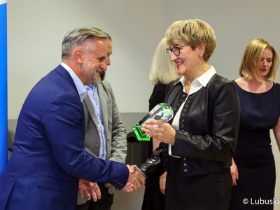 Marszałek lubuska Elżbieta Anna Polak wręcza nagrody laureatom konkursu Lubuski Mister Budowy w 2021 r. w Zielonogórskiej Palmiarni.