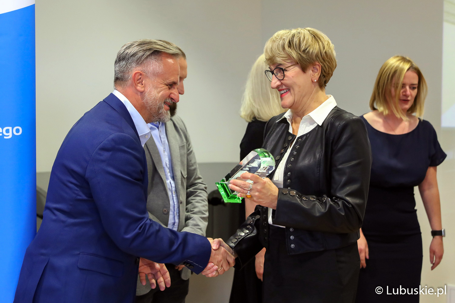 Marszałek lubuska Elżbieta Anna Polak wręcza nagrody laureatom konkursu Lubuski Mister Budowy w 2021 r. w Zielonogórskiej Palmiarni.