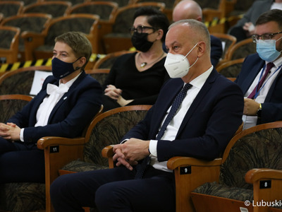 Uczestnicy Gospodarczej Inauguracji Roku 2022 na Uniwersytecie ZIelonogórskim. Na pierwszym planie członek zarządu woj. lubuskiego, Marcin Jabłoński 