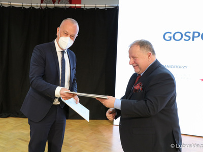 Członek zarządu woj. lubuskiego, Marcin Jabłoński (z lewej) oraz prezes Zachodniej Izby Przemysłowo-Handlowej, Jerzy Korolewicz.