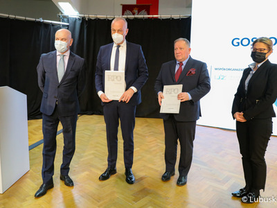 Członek zarządu woj. lubuskiego, Marcin Jabłoński (drugi z lewej) oraz prezes Zachodniej Izby Przemysłowo-Handlowej, Jerzy Korolewicz (drugi z prawej) po podpisaniu aneksu do umowy zwiększającego kwotę dofinansowania utworzenia Lubuskiego Centrum Przedsiębiorczości.