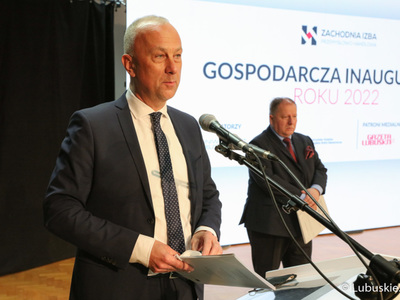 Członek zarządu woj. lubuskiego, Marcin Jabłoński (przy mikrofonie). Z tyłu prezes Zachodniej Izby Przemysłowo-Handlowej, Jerzy Korolewicz.