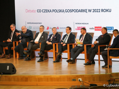 Uczestnicy debaty gospodarczej: Jerzy Korolewicz, prezes Zarządu ZIPH, prof. dr hab. Witold Modzelewski, prezes Zarządu Instytutu Studiów Podatkowych, Piotr Soroczyński, gł. ekonomista Krajowej Izby Gospodarczej, Henryk Maciej Woźniak, marszałek Lubuskiego Sejmiku Gospodarczego, Jarosław Flakowski, dyr. departamentu Rozwoju i Innowacji, Krzysztof Kielec, prezes Zarządu Kostrzyńsko-Słubickiej Specjalnej Strefy Ekonomicznej. dr hab. inż. Andrzej Pieczyński, prorektor ds. rozwoju i finansów UZ