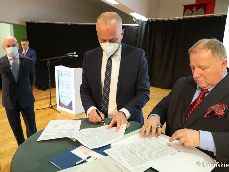 Członek zarządu woj. lubuskiego, Marcin Jabłoński (z lewej) oraz prezes Zachodniej Izby Przemysłowo-Handlowej, Jerzy Korolewicz podpisują aneks do umowy zwiększający kwotę dofinansowania utworzenia Lubuskiego Centrum Przedsiębiorczości.
