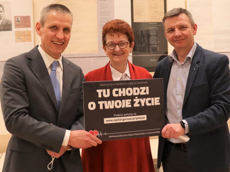 Wiceprezes gorzowskiego szpitala, Robert Surowiec (z prawej) oraz kardiochirurg dr n. med. Szymon Waligórski (z lewej) zachęcają do podpisywania petycji ws. utworzenia oddziału kardiochirurgii