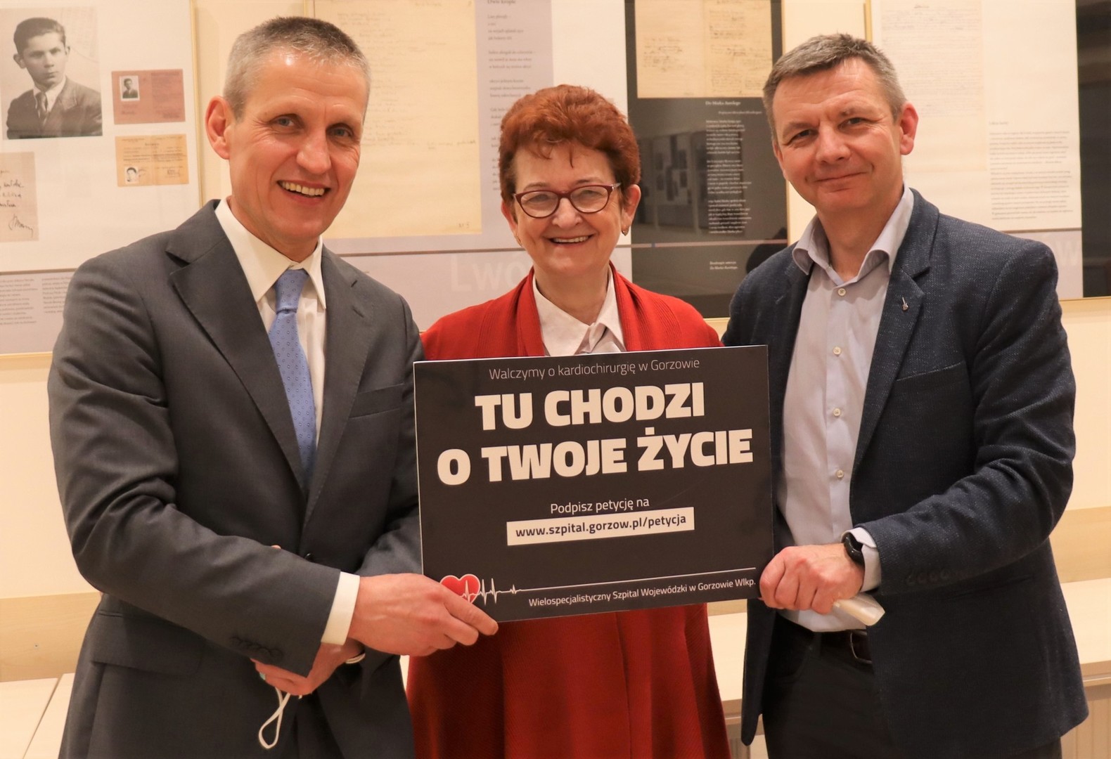Wiceprezes gorzowskiego szpitala, Robert Surowiec (z prawej) oraz kardiochirurg dr n. med. Szymon Waligórski (z lewej) zachęcają do podpisywania petycji ws. utworzenia oddziału kardiochirurgii