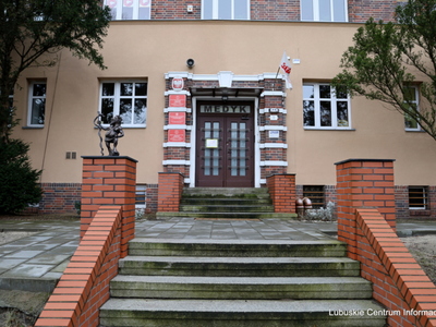 CKZiU Medyk. Główne wejście do szkoły