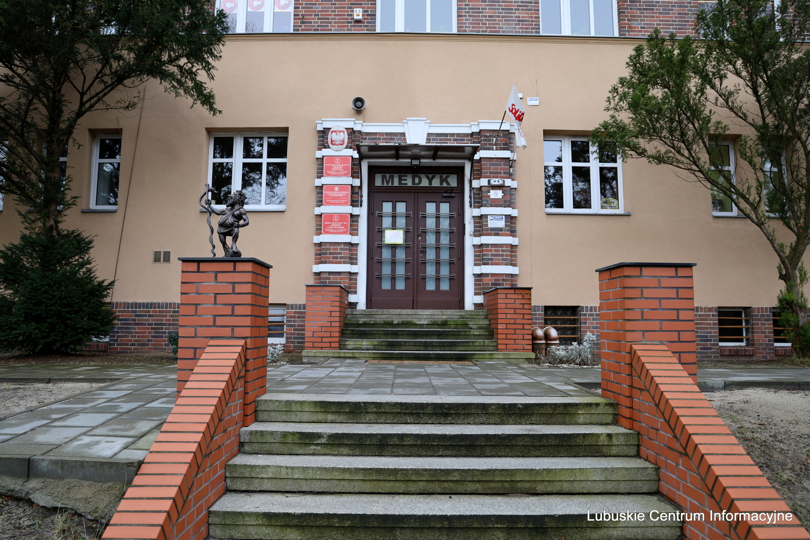 CKZiU Medyk. Główne wejście do szkoły