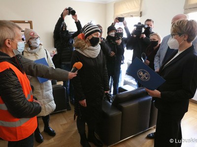 Marszałek Elżbieta Anna Polak i przewodniczący Sejmiku Województwa Lubuskiego Wacław Maciuszonek przyjęli petycje od protestujących przeciwko zamiarowi przeniesienia siedziby "Medyka" z Zielonej Góry do Sulechowa