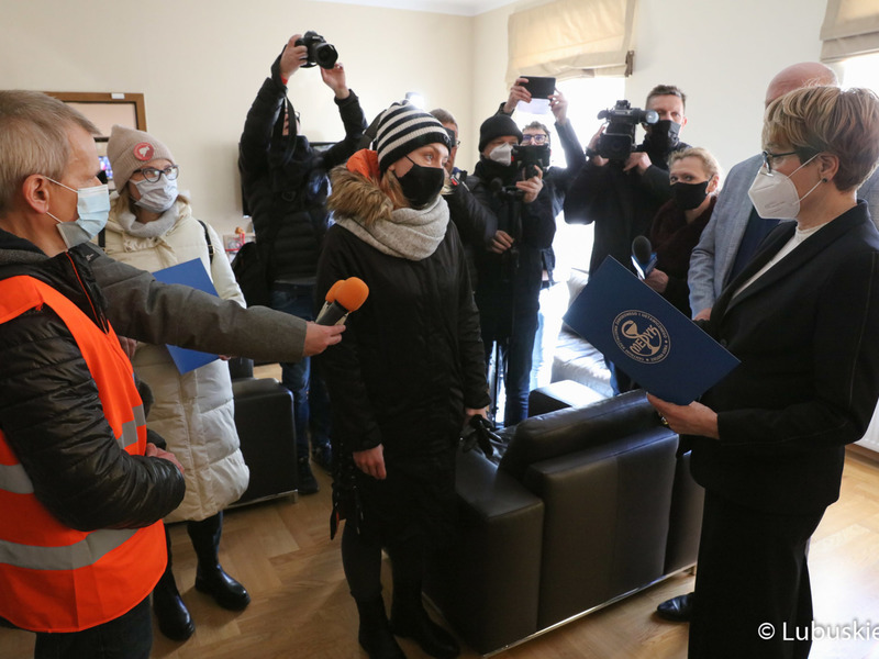 Marszałek Elżbieta Anna Polak i przewodniczący Sejmiku Województwa Lubuskiego Wacław Maciuszonek przyjęli petycje od protestujących przeciwko zamiarowi przeniesienia siedziby "Medyka" z Zielonej Góry do Sulechowa 
