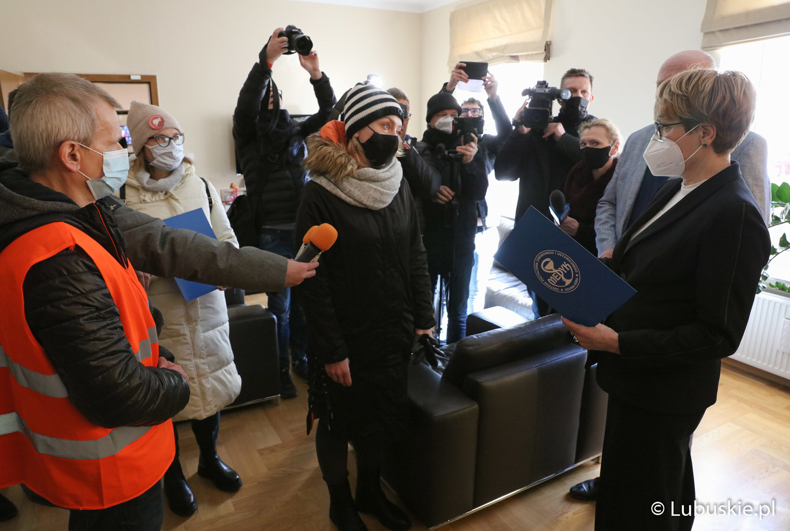 Marszałek Elżbieta Anna Polak i przewodniczący Sejmiku Województwa Lubuskiego Wacław Maciuszonek przyjęli petycje od protestujących przeciwko zamiarowi przeniesienia siedziby 