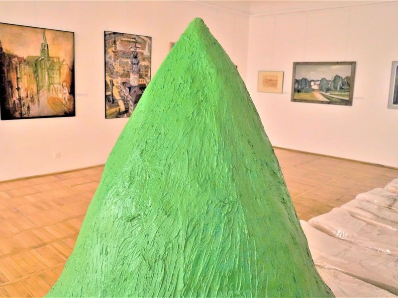 „Zielona Góra w sztuce” to pierwsza w - liczących 100 lat - dziejach Muzeum Ziemi Lubuskiej tak duża prezentacja dzieł sztuki o tematyce zielonogórskiej. Otwarcie wystawy – w środę, 16 lutego 2022 roku o godz. 17.00. 