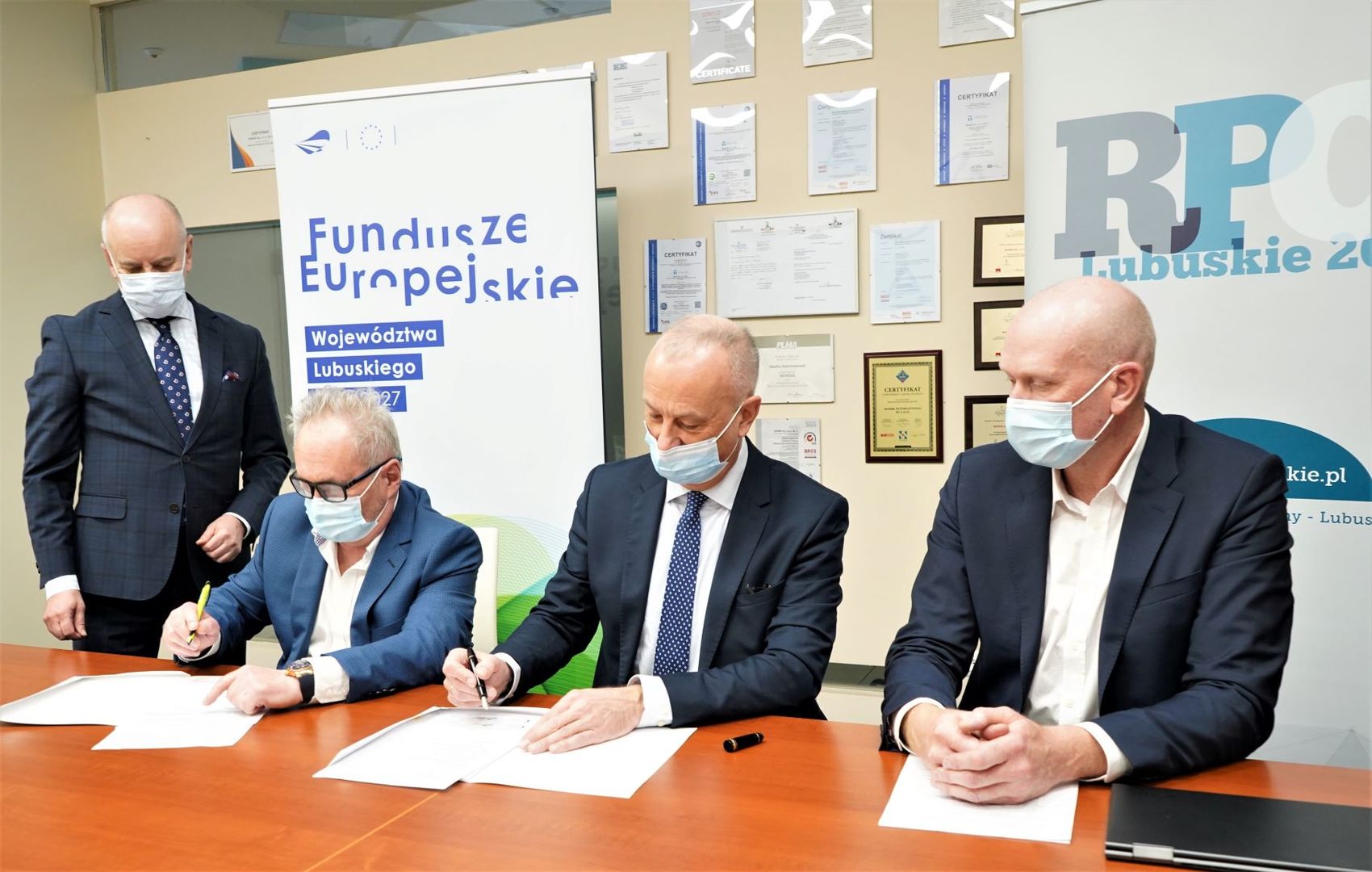 Członek Zarządu Województwa Lubuskiego Marcin Jabłoński podpisał umowę z właścicielem zielonogórskiej frmy Marba – Zbigniewem Bębelkiem i prokurentem tej spółki Krzysztofem Nowosadko