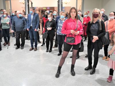 Tłumy na wernisażu! 16 lutego 2022 r. w Muzeum Ziemi Lubuskiej otwarto wystawę „Zielona Góra w sztuce”. Wielka ekspozycja wiąże się z jubileuszem 800-700-lecia miasta, ale też ze 100-leciem zielonogórskiego Muzeum. 