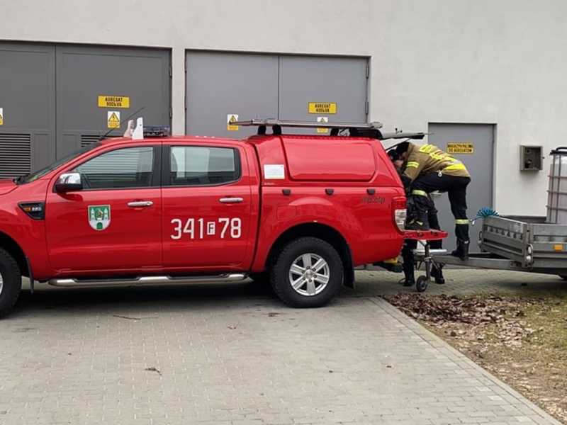 1000 litrów paliwa przywieźli w sobotę do szpitala strażacy. Paliwo trafiło do agregatów, dzięki którym szpital mógł normalnie funkcjonować, mimo kilkugodzinnego braku prądu.