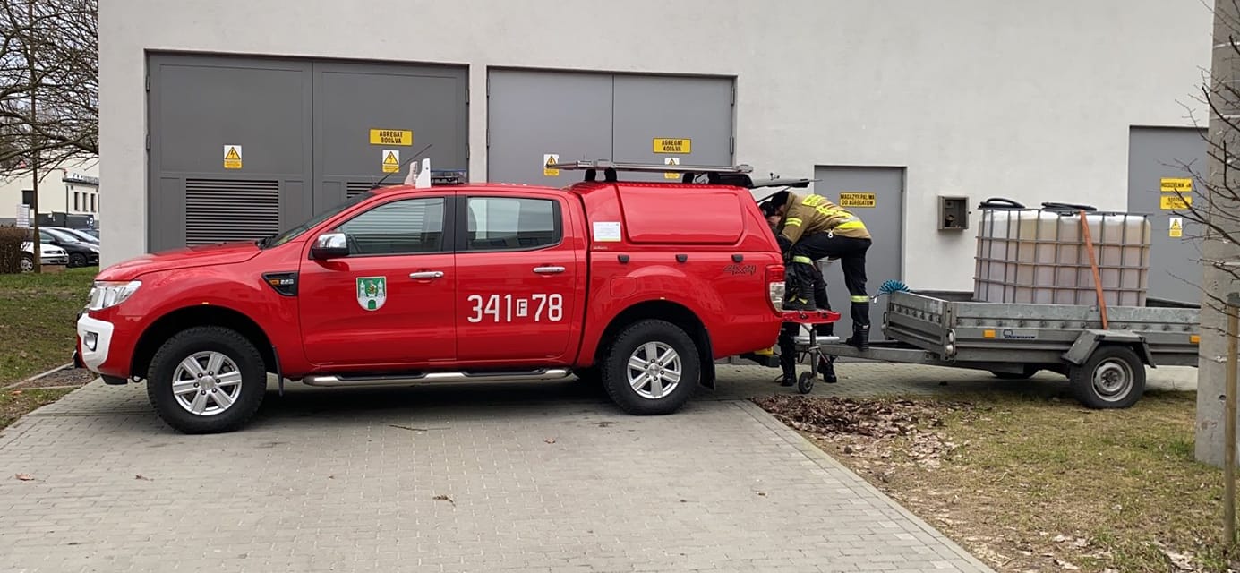 1000 litrów paliwa przywieźli w sobotę do szpitala strażacy. Paliwo trafiło do agregatów, dzięki którym szpital mógł normalnie funkcjonować, mimo kilkugodzinnego braku prądu.