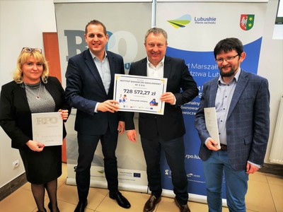23 lutego 2022 r. Wicemarszałek Województwa Lubuskiego Łukasz Porycki podpisał w siedzibie Departamentu Europejskiego Funduszu Społecznego umowę na dofinansowanie projektu w ramach Działanie 7.3: Programy aktywnej integracji realizowane przez inne podmioty z beneficjentem Instytut Badawczo-Szkoleniowy Sp. z o.o.