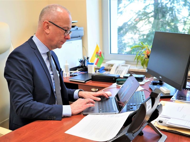 W czwartek, 24 lutego 2022 r., Członek Zarządu Województwa Lubuskiego Marcin Jabłoński wziął udział w konferencji na temat projektu RailBLu