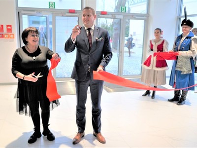 W czwartek, 24 lutego 2022 r. tłum gości pojawił się w progach Centrum Kreatywnej Kultury – nowego obiektu Regionalnego Centrum Animacji Kultury przy ul. Sienkiewicza 11 w Zielonej Górze. Wstęgę uroczyście przecięli dyrektor RCAK Izabela-Kumor Pilarczyk i wicemarszałek Łukasz Porycki.