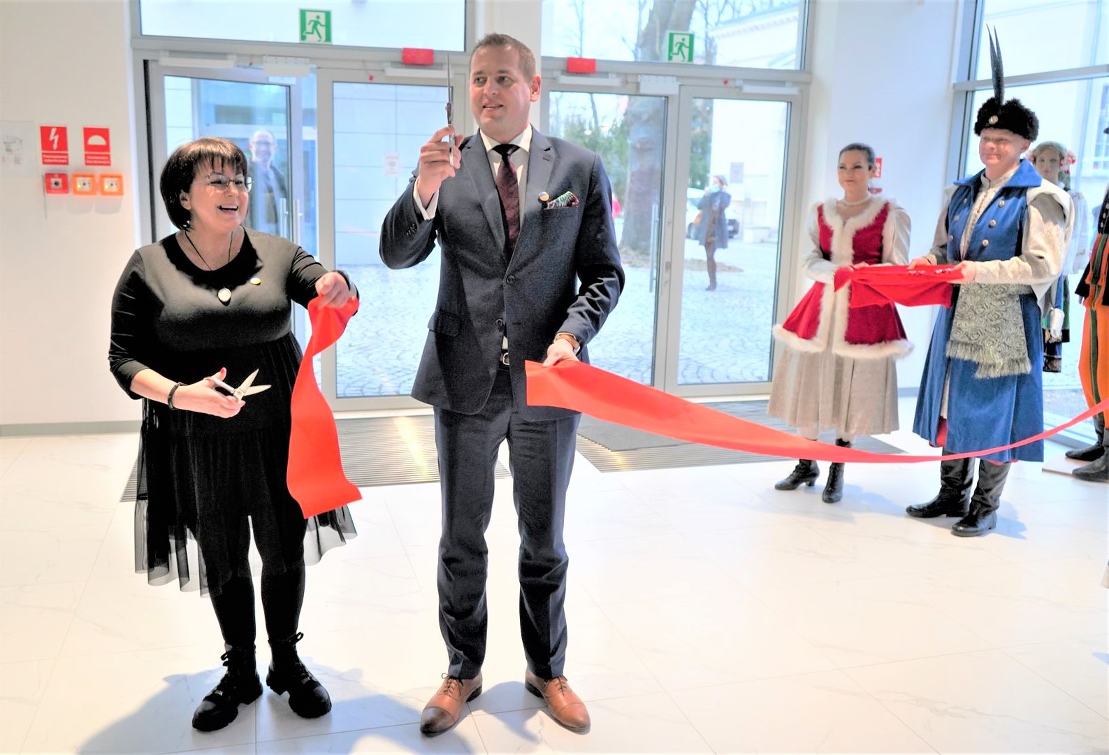 W czwartek, 24 lutego 2022 r. tłum gości pojawił się w progach Centrum Kreatywnej Kultury – nowego obiektu Regionalnego Centrum Animacji Kultury przy ul. Sienkiewicza 11 w Zielonej Górze. Wstęgę uroczyście przecięli dyrektor RCAK Izabela-Kumor Pilarczyk i wicemarszałek Łukasz Porycki. 