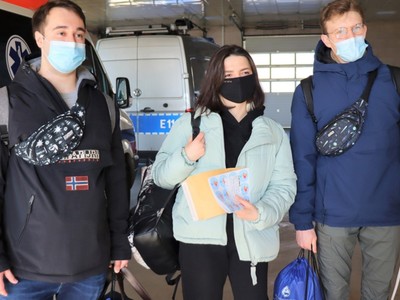 Lekarze Wielospecjalistycznego Szpitala Wojewódzkiego w Gorzowie Wlkp.: Maryna Nahorna, Ivan Nahornyi i Andrii Kadukha wyjechali we wtorek na polsko-ukraińską granicę, żeby tam pracować jako wolontariusze w punkcie Polskiego Czerwonego Krzyża