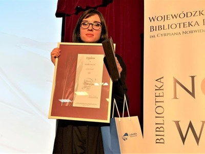 Natalia Haczek – absolwentka filologii angielskiej na Uniwersytecie Zielonogórskim. Publikowała na łamach „Helikoptera”, „Pro Libris”, „eleWatora” oraz „Pasji Literackich”. Wyróżniona w XI Ogólnopolskim Konkursie Poetyckim „Refleksy” oraz XXVI Ogólnopolskim Konkursie Poetyckim im. Marii Pawlikowskiej-Jasnorzewskiej.