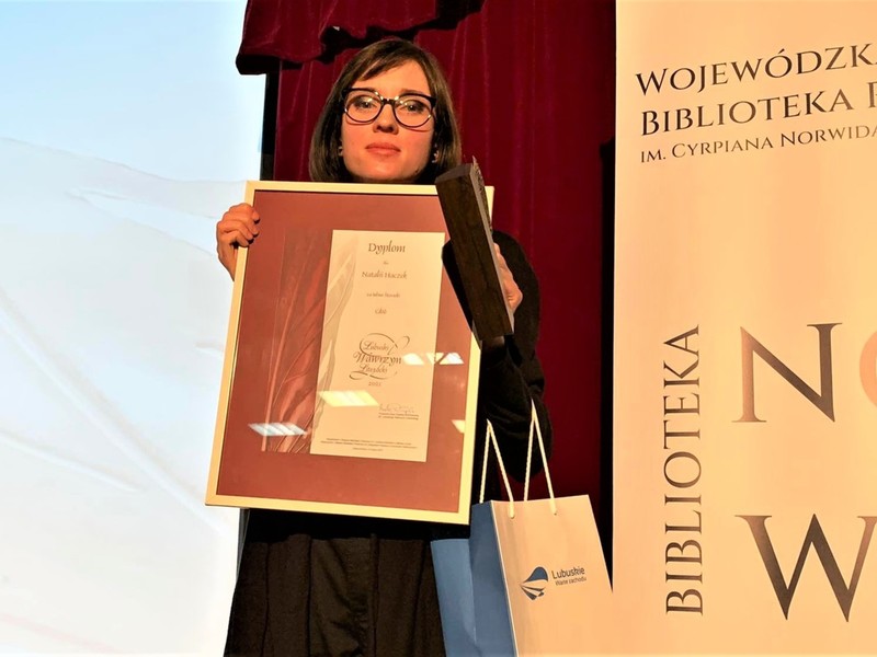 Natalia Haczek – absolwentka filologii angielskiej na Uniwersytecie Zielonogórskim. Publikowała na łamach „Helikoptera”, „Pro Libris”, „eleWatora” oraz „Pasji Literackich”. Wyróżniona w XI Ogólnopolskim Konkursie Poetyckim „Refleksy” oraz XXVI Ogólnopolskim Konkursie Poetyckim im. Marii Pawlikowskiej-Jasnorzewskiej.