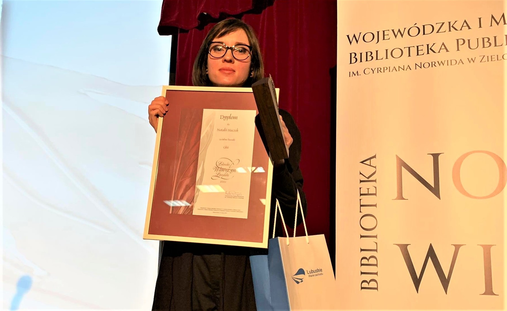 Natalia Haczek – absolwentka filologii angielskiej na Uniwersytecie Zielonogórskim. Publikowała na łamach „Helikoptera”, „Pro Libris”, „eleWatora” oraz „Pasji Literackich”. Wyróżniona w XI Ogólnopolskim Konkursie Poetyckim „Refleksy” oraz XXVI Ogólnopolskim Konkursie Poetyckim im. Marii Pawlikowskiej-Jasnorzewskiej.