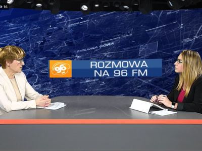 Marszałek Elżbieta Anna Polak (z lewej) oraz Kaja Rostkowska w studiu Radia Index