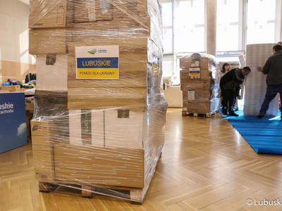 Pomoc dla Ukrainy. Transport z urzędu marszałkowskiego, który zostanie wysłany do Rzeszowa.
