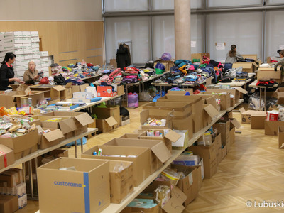 Punkt zbiórki Lubuskiego Samorządowego Centrum Pomocowego w Sali Kolumnowej Urzędu Marszałkowskiego w Zielonej Górze przy ul. Podgórnej 7