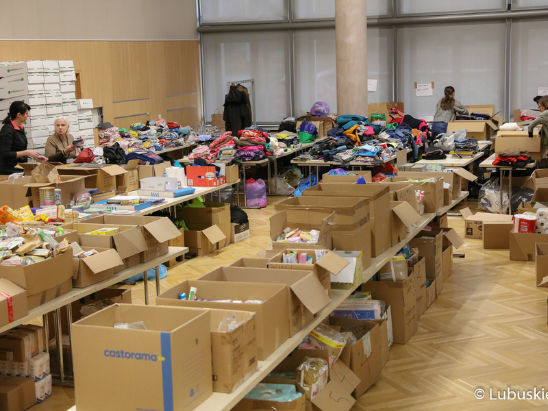 Punkt zbiórki Lubuskiego Samorządowego Centrum Pomocowego w Sali Kolumnowej Urzędu Marszałkowskiego w Zielonej Górze przy ul. Podgórnej 7
