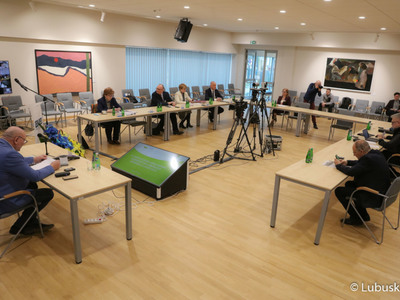 43. nadzwyczajną sesję Sejmiku Województwa Lubuskiego przewodniczący Wacław Maciuszonek zwołał w piątek, 4 marca 2022 r. w sali konferencyjnej Muzeum Ziemi Lubuskiej w Zielonej Górze.