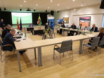 43. nadzwyczajną sesję Sejmiku Województwa Lubuskiego przewodniczący Wacław Maciuszonek zwołał w piątek, 4 marca 2022 r. w sali konferencyjnej Muzeum Ziemi Lubuskiej w Zielonej Górze. 