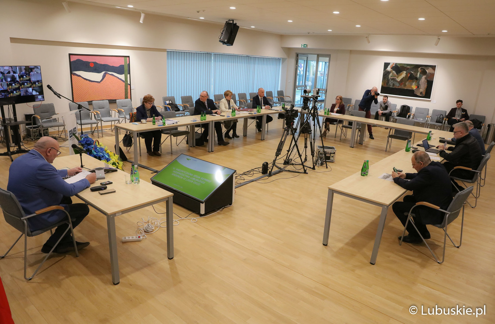 43. nadzwyczajną sesję Sejmiku Województwa Lubuskiego przewodniczący Wacław Maciuszonek zwołał w piątek, 4 marca 2022 r. w sali konferencyjnej Muzeum Ziemi Lubuskiej w Zielonej Górze. 
