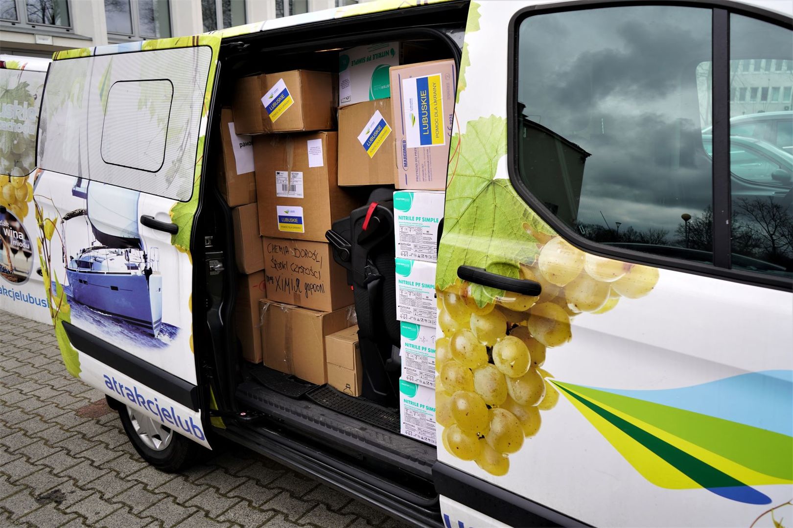Bus po brzegi wypełniony darami dla Ukrainy