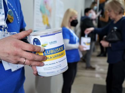 Podczas niedzielnych koncertów Solidarności z Ukrainą (6 marca 2022 r.) w Filharmonii Zielonogórskiej wolontariusze kwestowani na rzecz Ukrainy. Słuchacze chętnie wrzucali datki do puszek. 