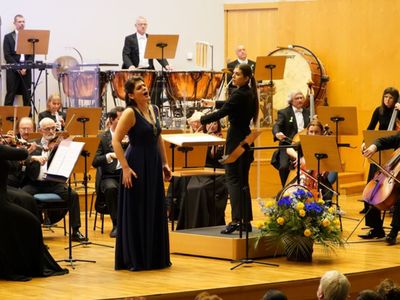 Podczas niedzielnych koncertów Solidarności z Ukrainą (6 marca 2022 r.) w Filharmonii Zielonogórskiej wolontariusze kwestowani na rzecz Ukrainy. Słuchacze chętnie wrzucali datki do puszek.