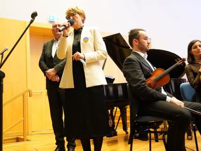 Podczas niedzielnych koncertów Solidarności z Ukrainą (6 marca 2022 r.) w Filharmonii Zielonogórskiej wolontariusze kwestowani na rzecz Ukrainy. Słuchacze chętnie wrzucali datki do puszek. 