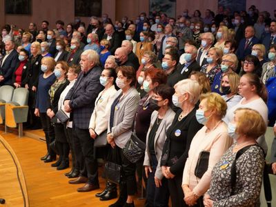 Podczas niedzielnych koncertów Solidarności z Ukrainą (6 marca 2022 r.) w Filharmonii Zielonogórskiej wolontariusze kwestowani na rzecz Ukrainy. Słuchacze chętnie wrzucali datki do puszek. 