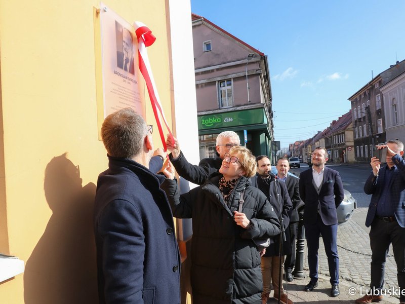 odsłonięcie tablicy upamiętniającej prof. Geremka
