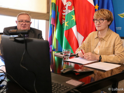8 marca 2022 r. Marszałek Województwa Lubskiego Elżbieta Anna Polak i Członek Zarządu Województwa Tadeusz Jędrzejczak wzięli udział w spotkaniu online z Premierem Wolnego Państwa Saksonia Michaelem Kretschmerem i Premierem Kraju Związkowego Brandenburgia drem Dietmarem Woidke