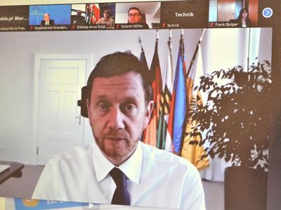 8 marca 2022 r. Marszałek Województwa Lubskiego Elżbieta Anna Polak i Członek Zarządu Województwa Tadeusz Jędrzejczak wzięli udział w spotkaniu online z Premierem Wolnego Państwa Saksonia Michaelem Kretschmerem i Premierem Kraju Związkowego Brandenburgia drem Dietmarem Woidke