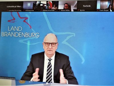 8 marca 2022 r. Marszałek Województwa Lubskiego Elżbieta Anna Polak i Członek Zarządu Województwa Tadeusz Jędrzejczak wzięli udział w spotkaniu online z Premierem Wolnego Państwa Saksonia Michaelem Kretschmerem i Premierem Kraju Związkowego Brandenburgia drem Dietmarem Woidke