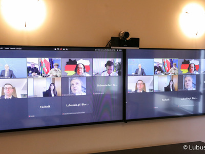 8 marca 2022 r. Marszałek Województwa Lubskiego Elżbieta Anna Polak i Członek Zarządu Województwa Tadeusz Jędrzejczak wzięli udział w spotkaniu online z Premierem Wolnego Państwa Saksonia Michaelem Kretschmerem i Premierem Kraju Związkowego Brandenburgia drem Dietmarem Woidke