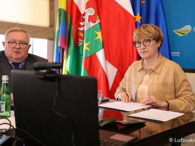 8 marca 2022 r. Marszałek Województwa Lubskiego Elżbieta Anna Polak i Członek Zarządu Województwa Tadeusz Jędrzejczak wzięli udział w spotkaniu online z Premierem Wolnego Państwa Saksonia Michaelem Kretschmerem i Premierem Kraju Związkowego Brandenburgia drem Dietmarem Woidke
