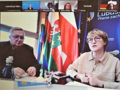 8 marca 2022 r. Marszałek Województwa Lubskiego Elżbieta Anna Polak i Członek Zarządu Województwa Tadeusz Jędrzejczak wzięli udział w spotkaniu online z Premierem Wolnego Państwa Saksonia Michaelem Kretschmerem i Premierem Kraju Związkowego Brandenburgia drem Dietmarem Woidke