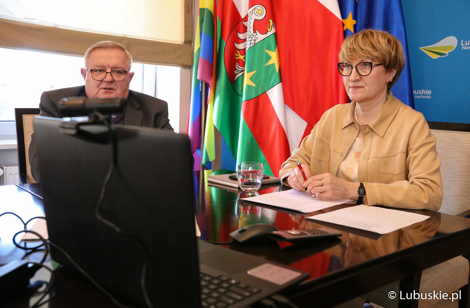 8 marca 2022 r. Marszałek Województwa Lubskiego Elżbieta Anna Polak i Członek Zarządu Województwa Tadeusz Jędrzejczak wzięli udział w spotkaniu online z Premierem Wolnego Państwa Saksonia Michaelem Kretschmerem i Premierem Kraju Związkowego Brandenburgia drem Dietmarem Woidke