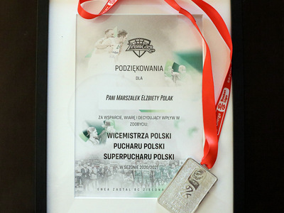 Srebrny medal oraz dyplom z podziękowaniami od ENEI Zastalu BC Zielona Góra dla Marszałek Województwa Lubuskiego, Elżbiety Anny Polak 